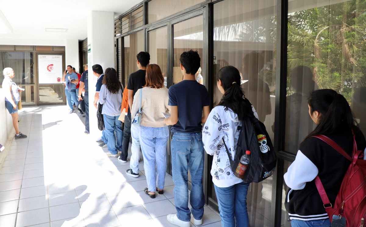 REALIZAN TRÁMITES DE PASAPORTE ALUMNOS DE COBACAM QUE VIAJARÁN A INGLATERRA