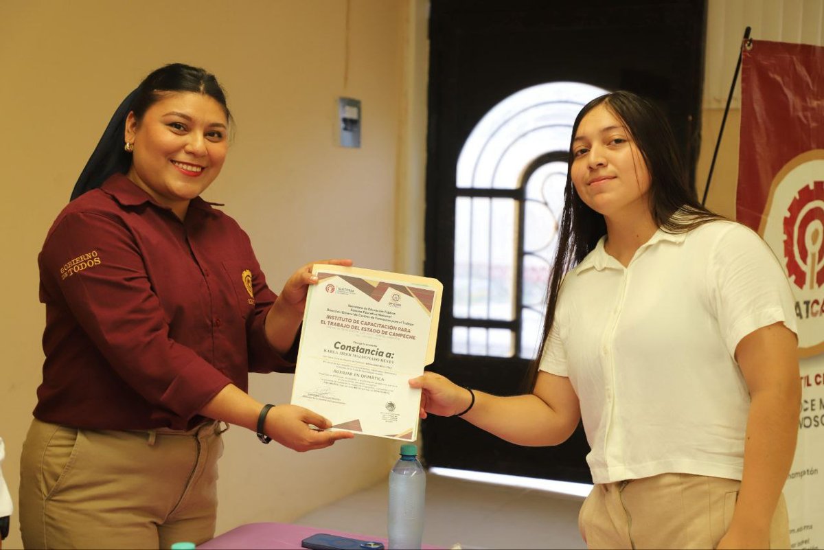 ICAT PLANTEL CHAMPOTÓN ENTREGA CONSTANCIAS A ALUMNOS QUE FINALIZARON CURSOS DE CAPACITACIÓN EXITOSAMENTE