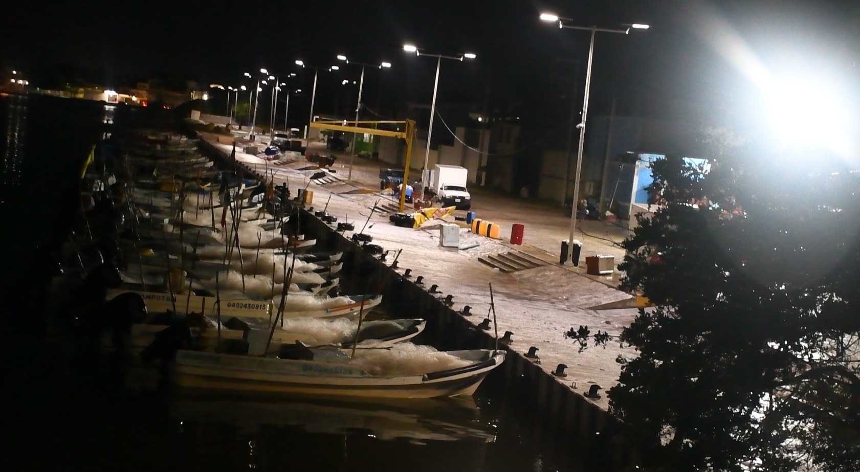 INSTALA APICAM ILUMINACIÓN CON TECNOLOGÍA LED EN EL PUERTO DE CHAMPOTÓN
