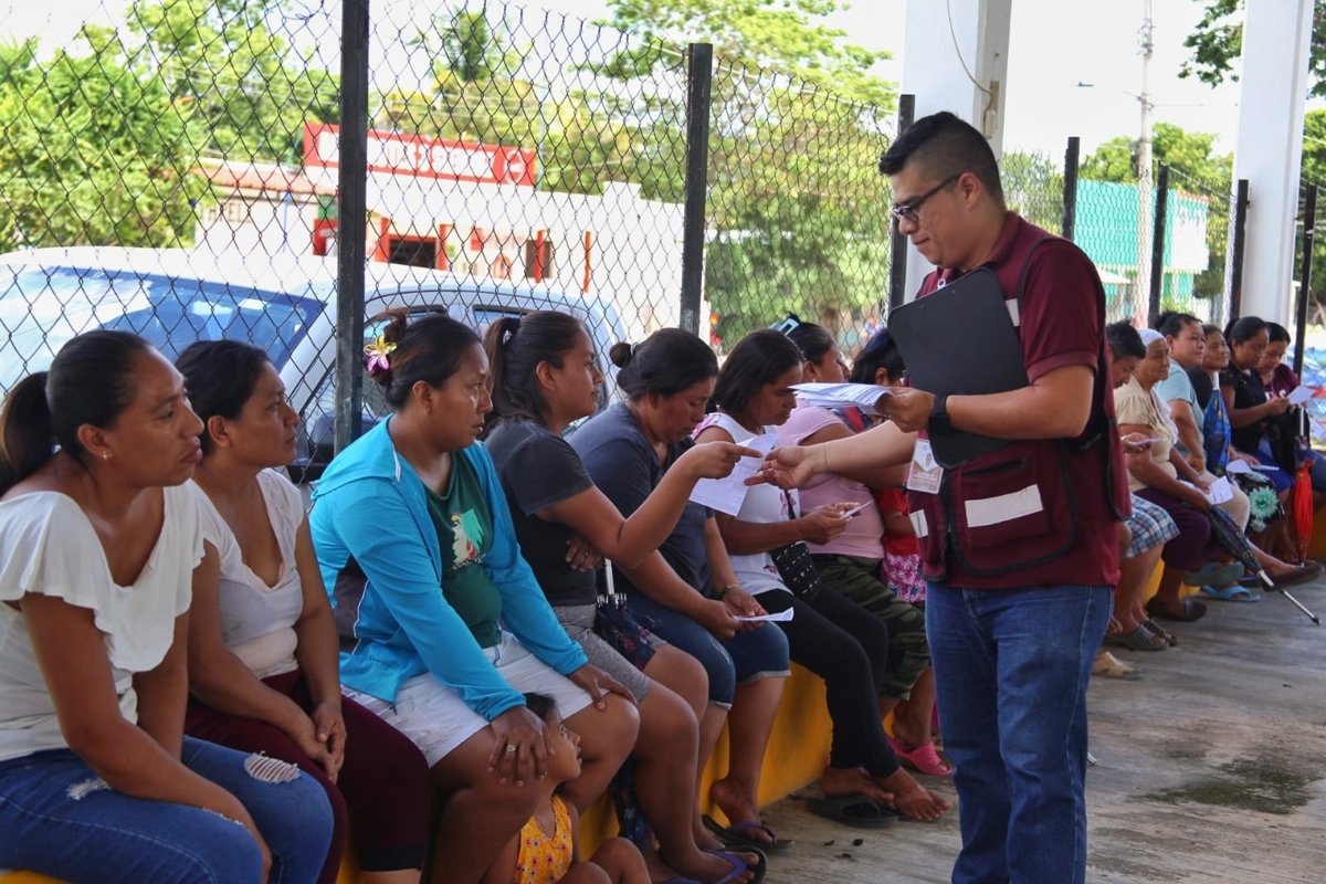 ENTREGAN LÁMINAS A BAJO COSTO EN LA LOCALIDAD DE QUETZAL EDZNA DEL MUNICIPIO DE CAMPECHE