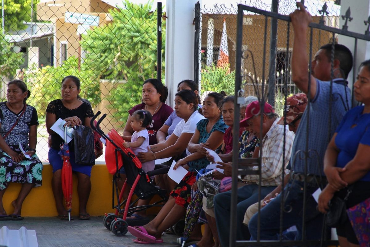 ENTREGAN LÁMINAS A BAJO COSTO EN LA LOCALIDAD DE QUETZAL EDZNA DEL MUNICIPIO DE CAMPECHE