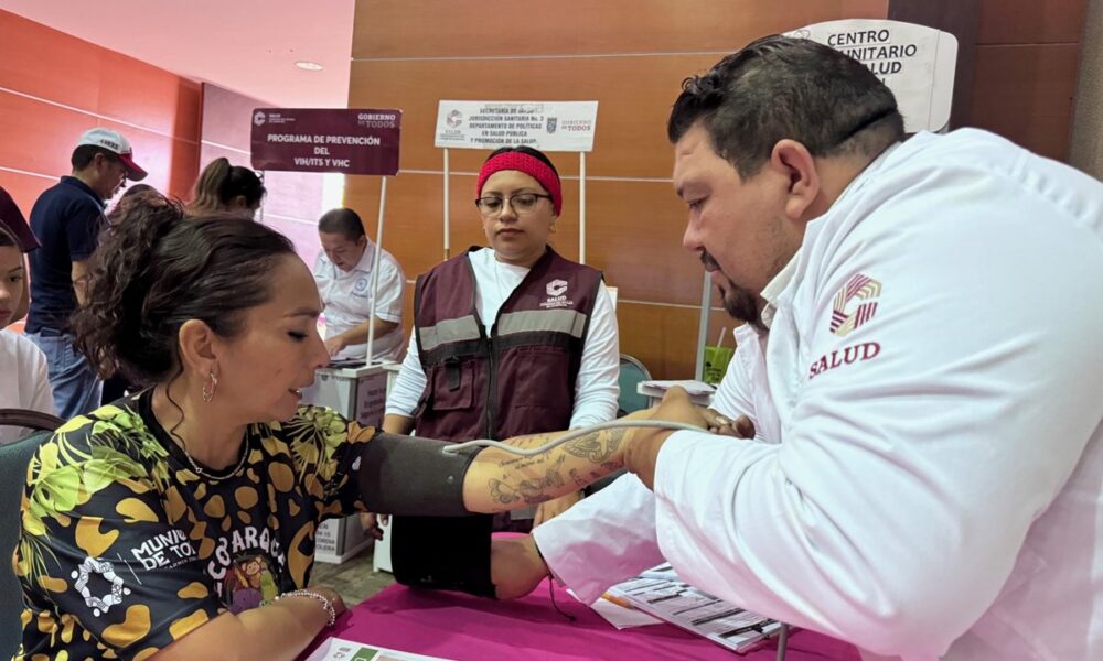 LLEVA “SALUD EN TU BARRIO” ATENCIÓN GRATUITA A LA FERIA DEL CARMEN 2025