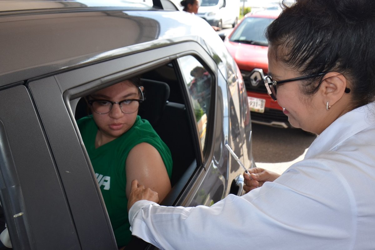 PARTICIPA POBLACIÓN EN CAMPAÑA “VACÚNATE EN TU AUTO”