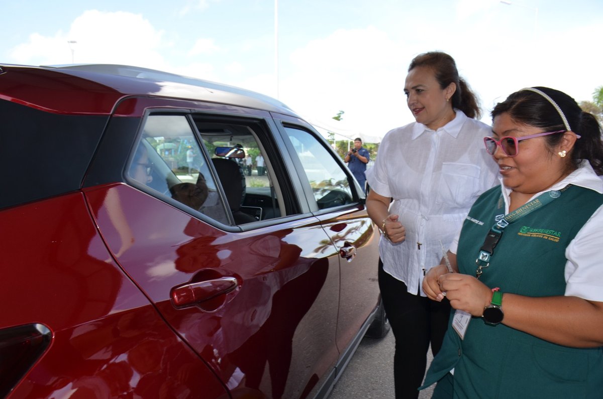 PARTICIPA POBLACIÓN EN CAMPAÑA “VACÚNATE EN TU AUTO”